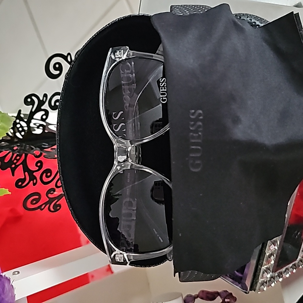 (NWT) Authentical "Guess" Sunglasses - Picture 5 of 6